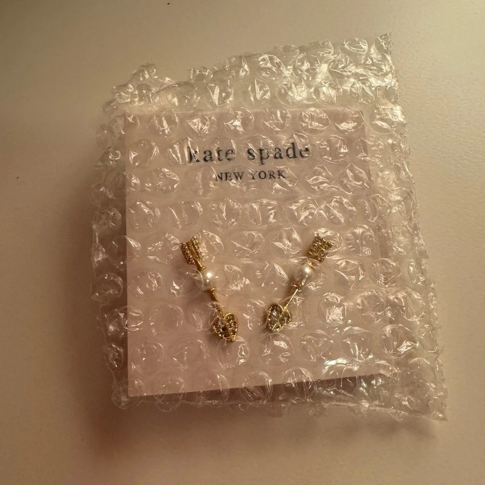 Kate Spade Love Game Ear Pin Earrings Gold Heart Arrow Pearl NWT and Dust Bag